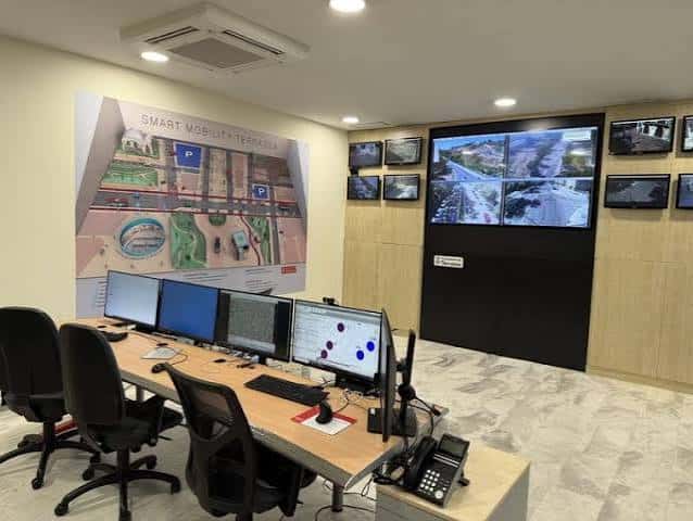Sala de control del Centre de Gestió de la Mobilitat con pantallas y mapas