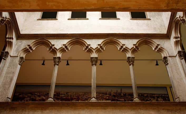 Interior del patio con arcos góticos y columnas decorativas