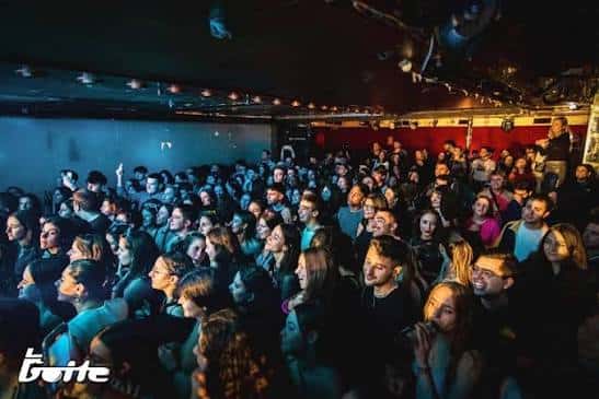 Interior del local La Boite con público asistiendo a un evento