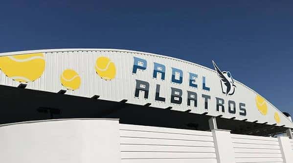 Fachada exterior del club Padel Albatros con su logotipo