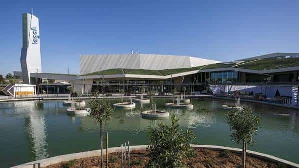 Fachada moderna del centro comercial Lagoh con elementos arquitectónicos distintivos