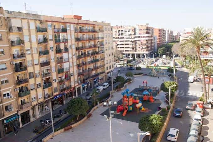 Plaza central de la Avenida Gregorio Gea con parque infantil y entorno urbano
