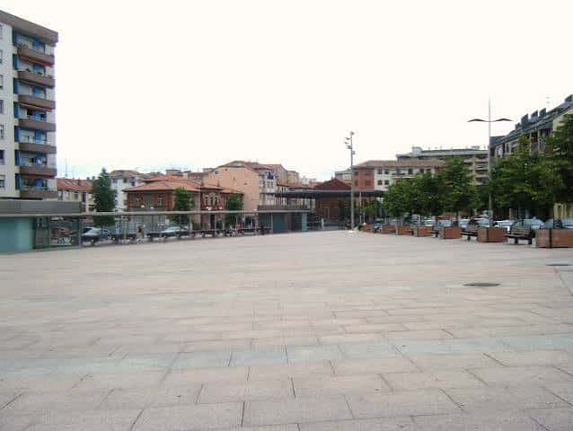 Vista general de la Plaza de La Llama en Torrelavega con su pavimento y edificios circundantes