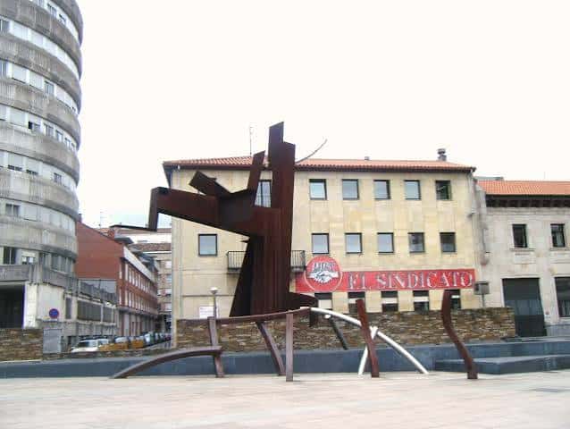 Detalle de la escultura abstracta de metal en la plaza frente al edificio El Sindicato