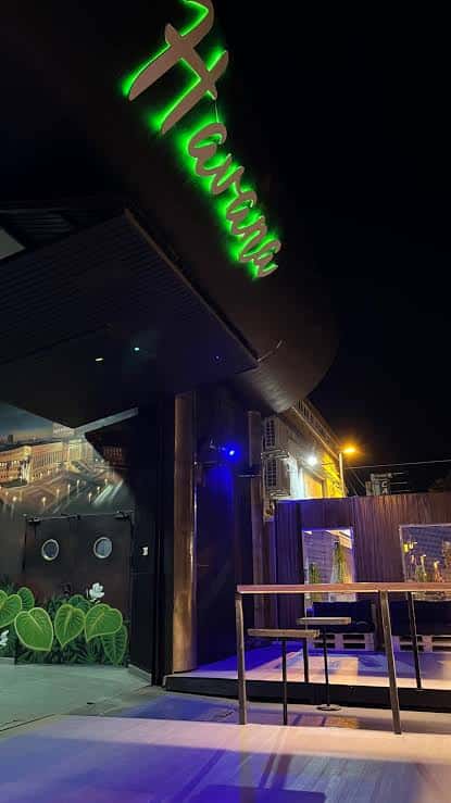 Fachada exterior nocturna con el letrero luminoso verde de 'Havana'