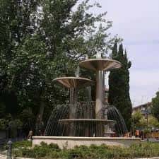 Fuente central de la Plaza de España en Getafe rodeada de árboles