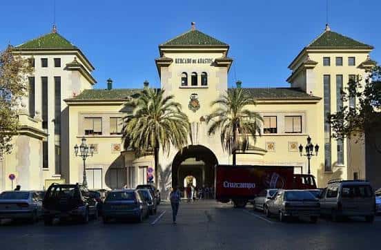 Fachada principal del Mercado de Abastos con arquitectura clásica y palmeras