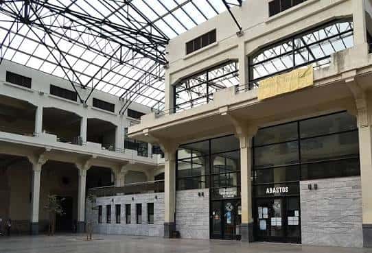 Interior del edificio con estructura metálica y cristalera tipo nave industrial