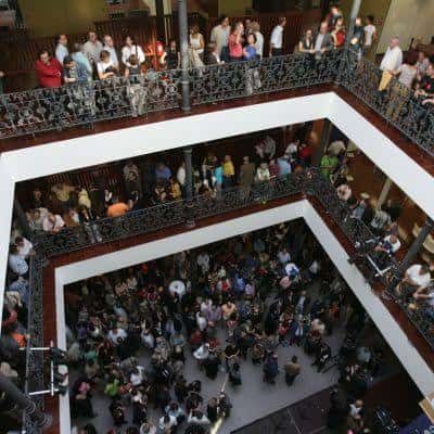 Vista aérea del atrio lleno de personas durante un evento cultural