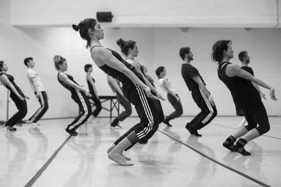 Clase de danza contemporánea con alumnos en formación