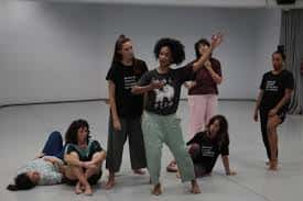 Sesión de coreografía grupal en el estudio de ensayo