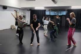 Ensayo de danza moderna en espacio amplio y profesional