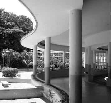 Vista arquitectónica del patio interior con columnas y diseño curvo