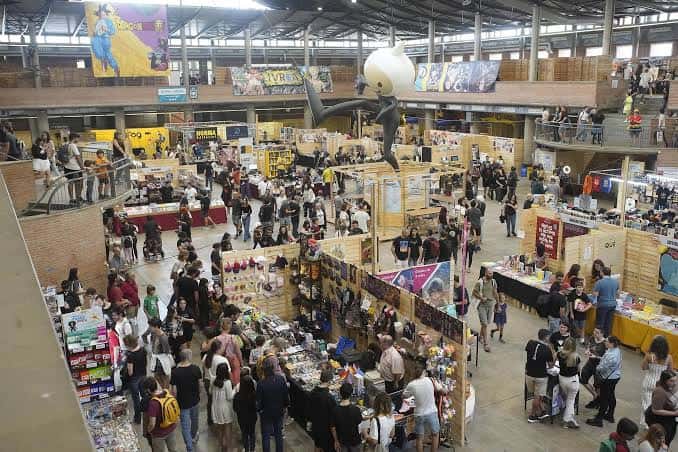 Vista general del mercado cultural dentro del pabellón de la feria