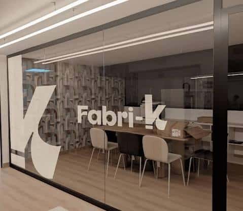 Vista del interior de Fabri-K Coworking en Ourense con mesas y sillas modernas
