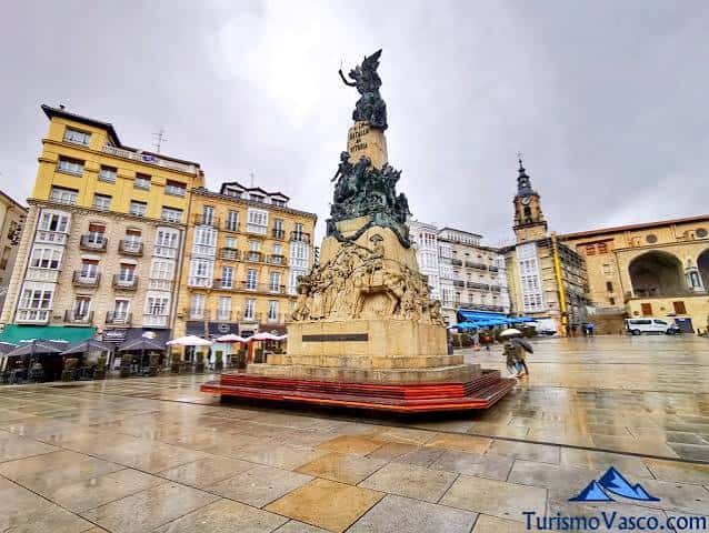 La escultura de la Virgen Blanca en el centro de la plaza bajo un cielo nublado