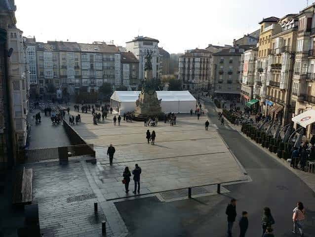 Plaza de la Virgen Blanca durante un evento con carpas blancas instaladas