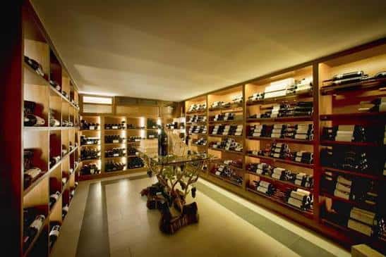 Interior elegante de la vinoteca con iluminación cálida y exhibición de vinos