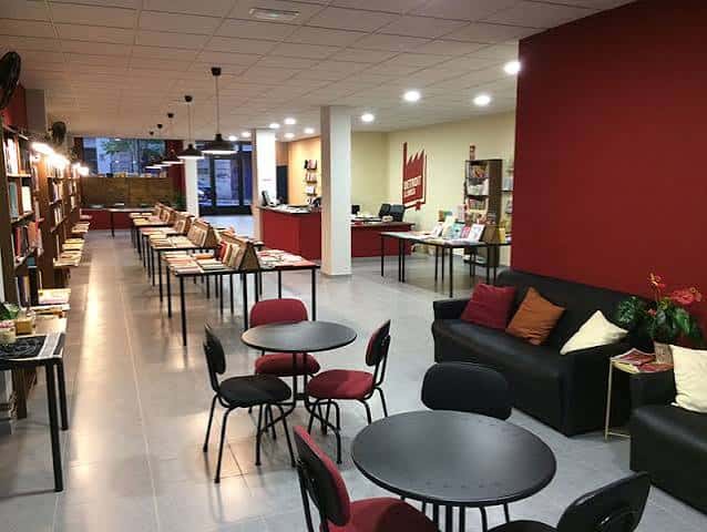 Zona de lectura y descanso con sofás y mesas redondas