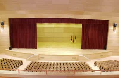 Interior del Paraninfo Luis Arroyo con escenario y butacas