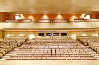 Vista general del auditorio con gradas y balcones