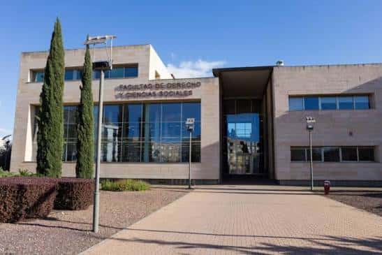 Fachada de la Facultad de Derecho y Ciencias Sociales en Ciudad Real