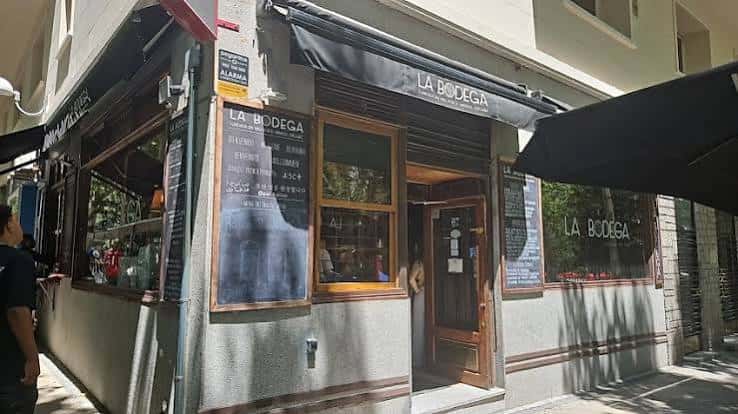 Fachada exterior de La Bodega Bernabéu en Madrid
