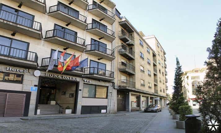 Vista exterior del Hotel Silken Rona Dalba con fachada de piedra y balcones