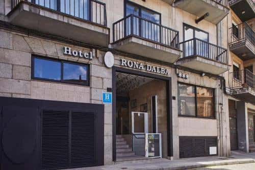 Entrada principal del hotel con letrero 'Hotel RONA DALBA' y estrellas