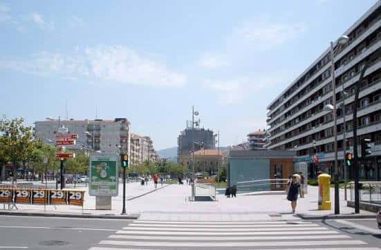 Vista general de la Plaza Luis Mariano con edificios residenciales y zona peatonal
