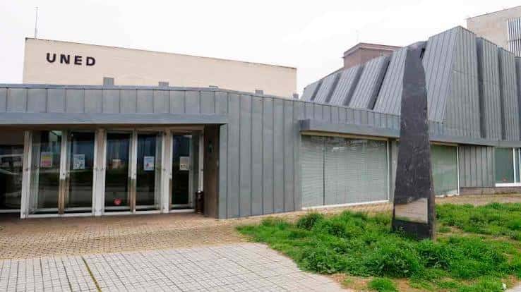 Vista exterior del Centro Asociado UNED de Ponferrada con fachada moderna y entrada principal