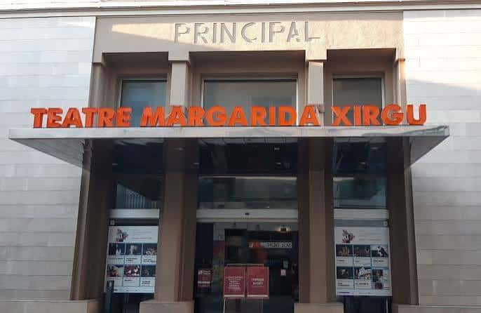 Fachada principal del Teatre Margarida Xirgu con el nombre en letras naranjas
