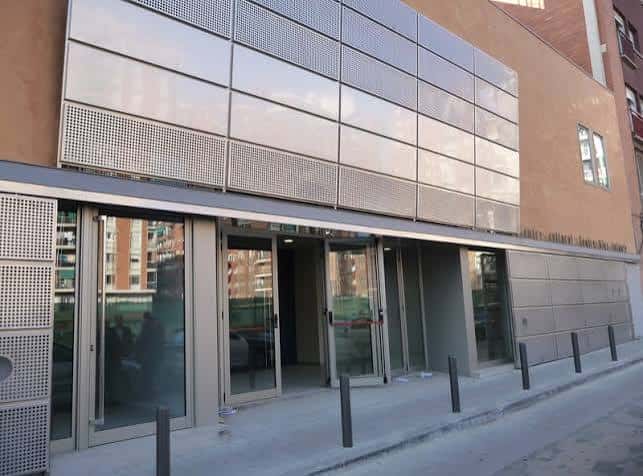 Fachada exterior moderna con paneles metálicos y entrada principal