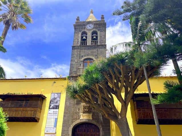 Fachada histórica del instituto con torre de campanas y balcones canarios