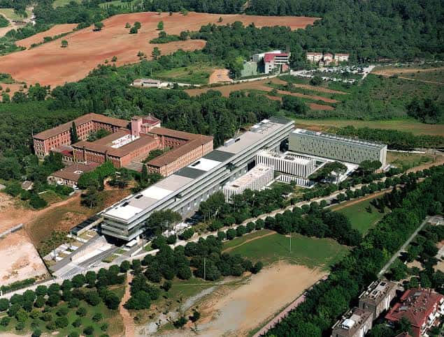 Vista aérea del campus ESADE en Sant Cugat con edificios modernos y zonas verdes