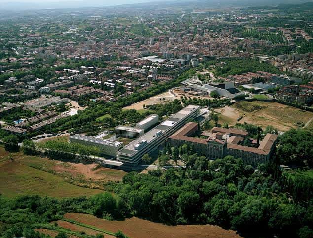 Panorámica aérea del campus integrado en el paisaje urbano y natural de Sant Cugat