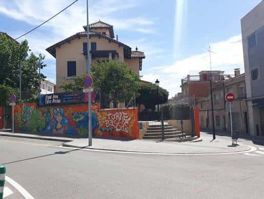 Fachada principal del edificio con escalinata y vallas decoradas
