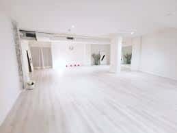 Sala Surya en Sant Cugat del Vallès: Espacio amplio y luminoso con suelo de madera clara