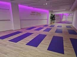 Sala Surya iluminada con luz violeta: Ambiente relajante para eventos o prácticas
