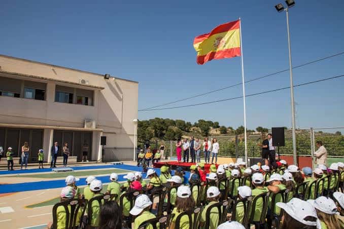 Acto de homenaje a la Constitución en el patio del colegio con bandera española