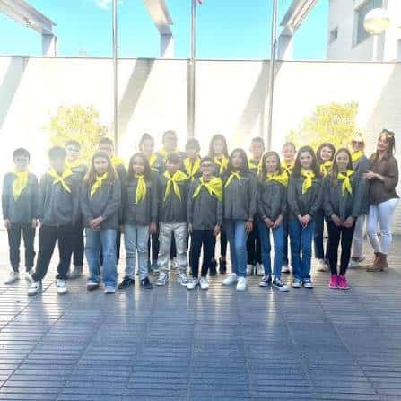 Grupo de estudiantes posando para foto en el exterior del centro educativo