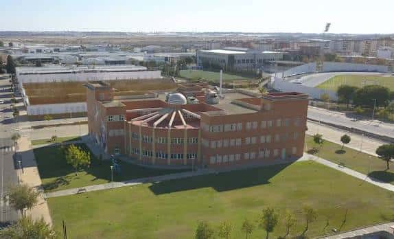 Edificio de arquitectura moderna con fachada de ladrillo visto y cúpula