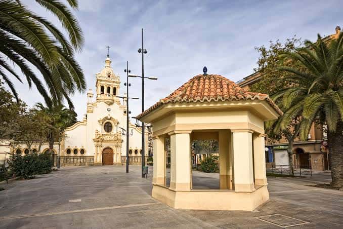 Vista diurna de la Alameda del Puerto con el kiosco y la iglesia de fondo