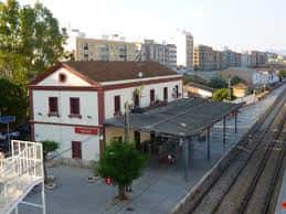 Vista aérea de la Casa de la Dona junto a las vías del tren, mostrando su entorno urbano