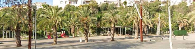 Vista panorámica del Bulevar Pablo Ráez con palmeras y zona de ocio familiar