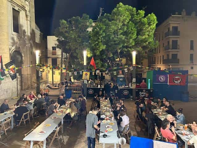 Cena comunitaria al aire libre en la plaza del Ateneu Vilanoví