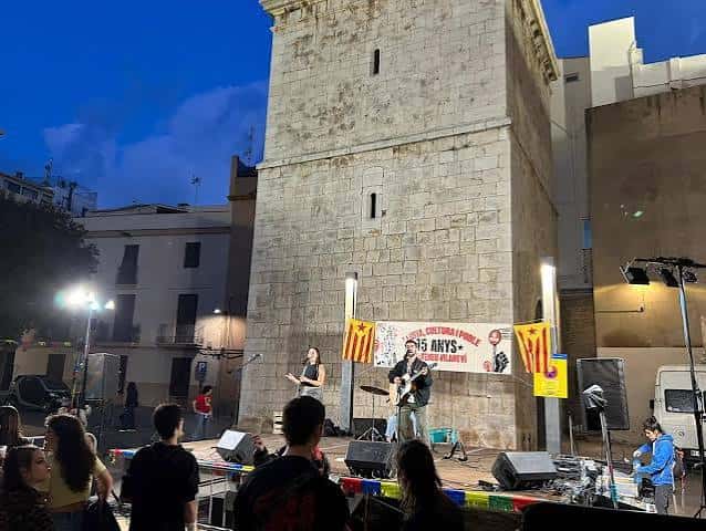 Concierto en vivo frente a la torre histórica del Ateneu Vilanoví