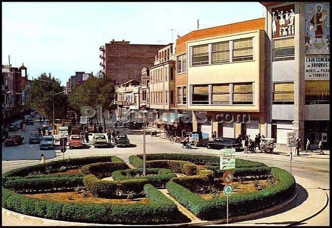 Plaza Obispo Benlloch con su característico jardín circular y tráfico de época