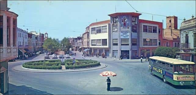 Vista panorámica de la Plaza Obispo Benlloch en Torrent con el rotondo central y edificios históricos
