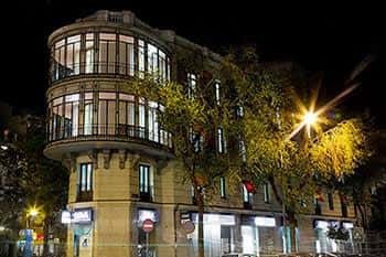 Fachada nocturna del Centro Superior de Enseñanza Musical Katarina Gurska en Madrid